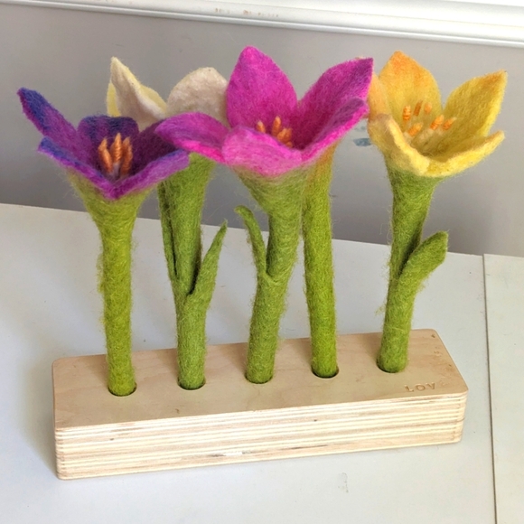 LOVEVERY Felt Flower Toy - Fine Motor Skills Montessori - The Helper Kit - Picture 1 of 6